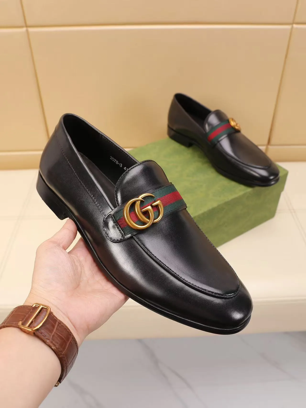 Men's men's shoes 💰440 🆘【GUCCI】Gucci ·🐂里· Hot-selling beanie shoes, top brand luxury, top quality, latest fashion beanie shoes.. The upper is made of original high mercerized smooth cow suede. (Full top-layer water-dyed 🐂 leather and lining). The original stylish and stylish soft rubber wear-resistant and non-slip outsole is light and comfortable on the foot, available in 2 colors! Matching code: 39-45 (38.46. Customized)